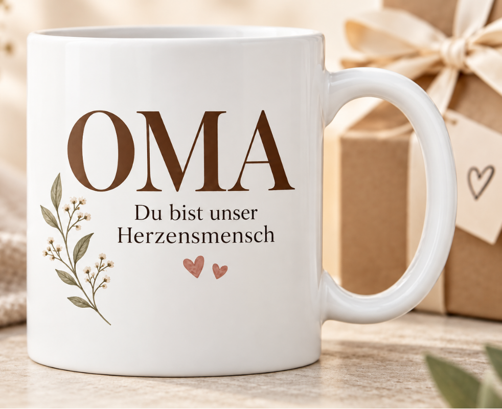 Weiße Tasse mit Aufschrift OMA – Du bist unser Herzensmensch und Blumenranke
