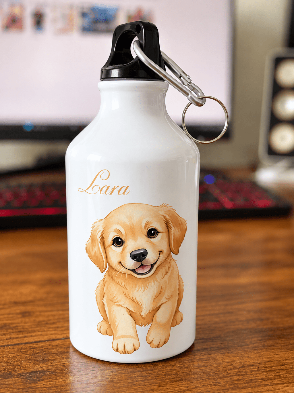 Weiße Trinkflasche mit schwarzem Deckel, Karabiner, Welpenmotiv und dem Namen Lara