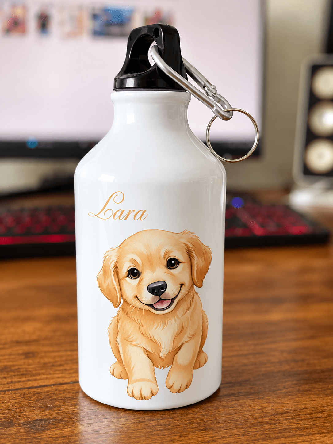 Weiße Trinkflasche mit schwarzem Deckel, Karabiner, Welpenmotiv und dem Namen Lara