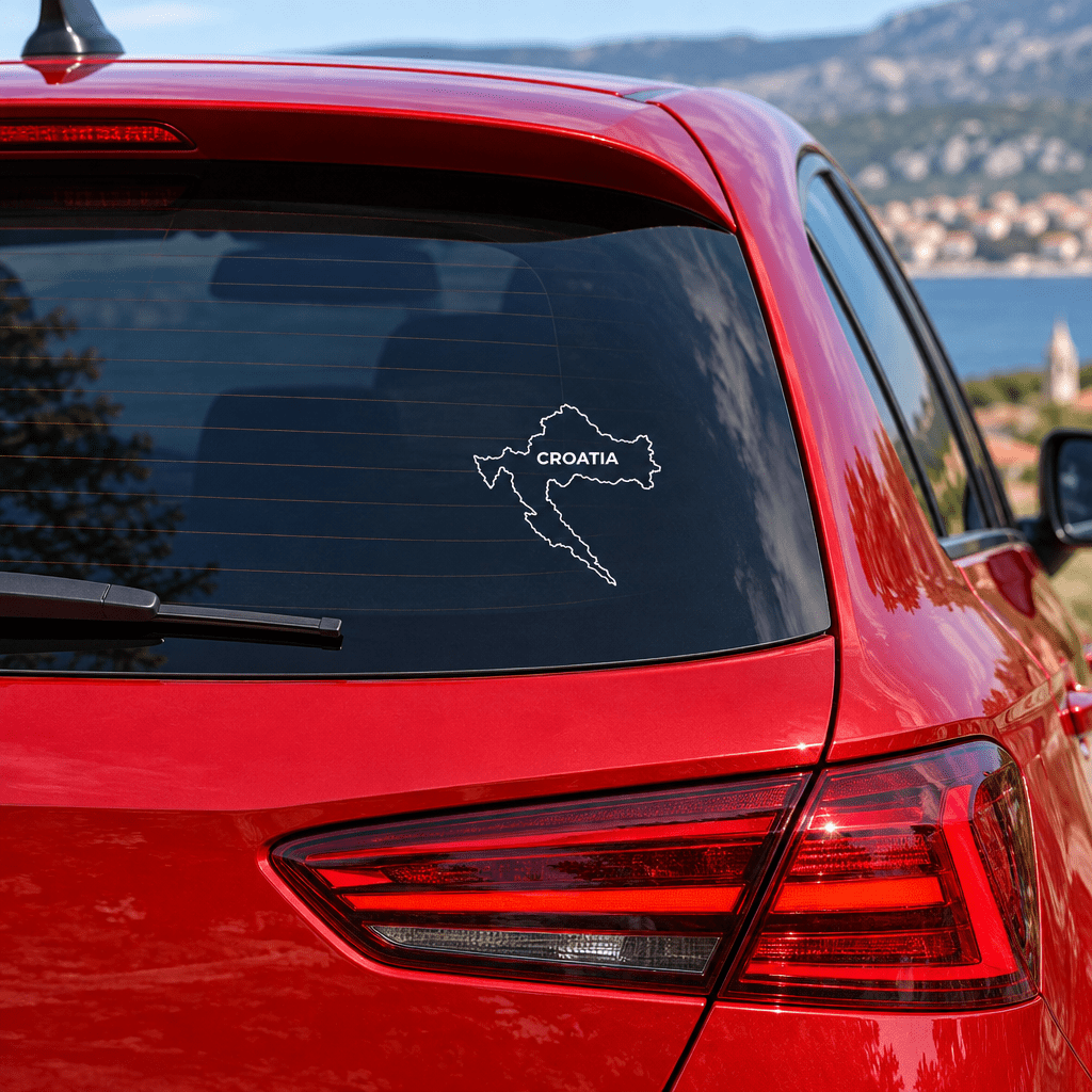 Kroatien-Aufkleber mit CROATIA auf der Heckscheibe eines roten Autos