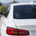 Serbien-Aufkleber mit SERBIA auf der Heckscheibe eines weißen Autos