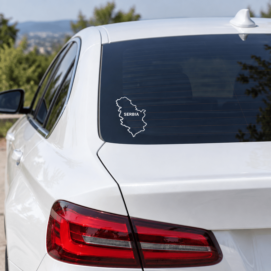 Serbien-Aufkleber mit SERBIA auf der Heckscheibe eines weißen Autos