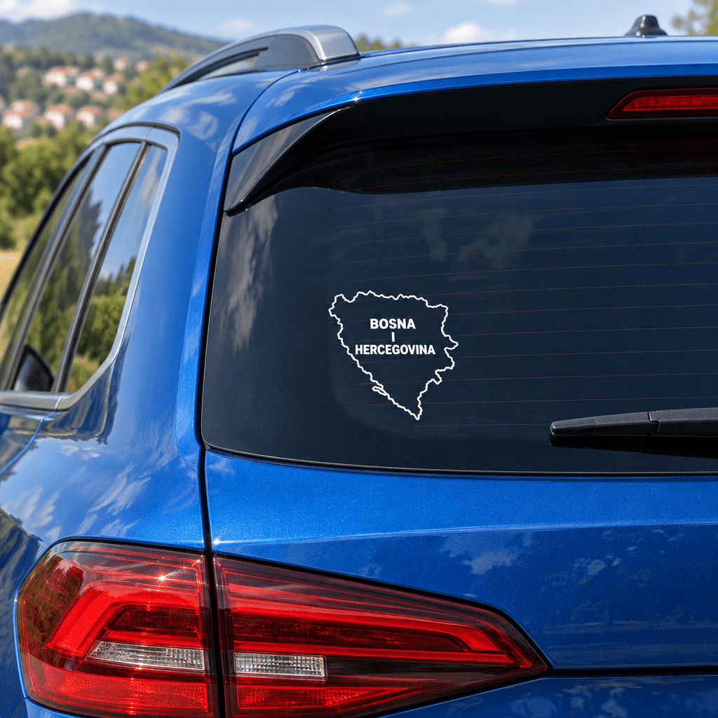 Bosnien-und-Herzegowina-Aufkleber auf der Heckscheibe eines blauen SUV