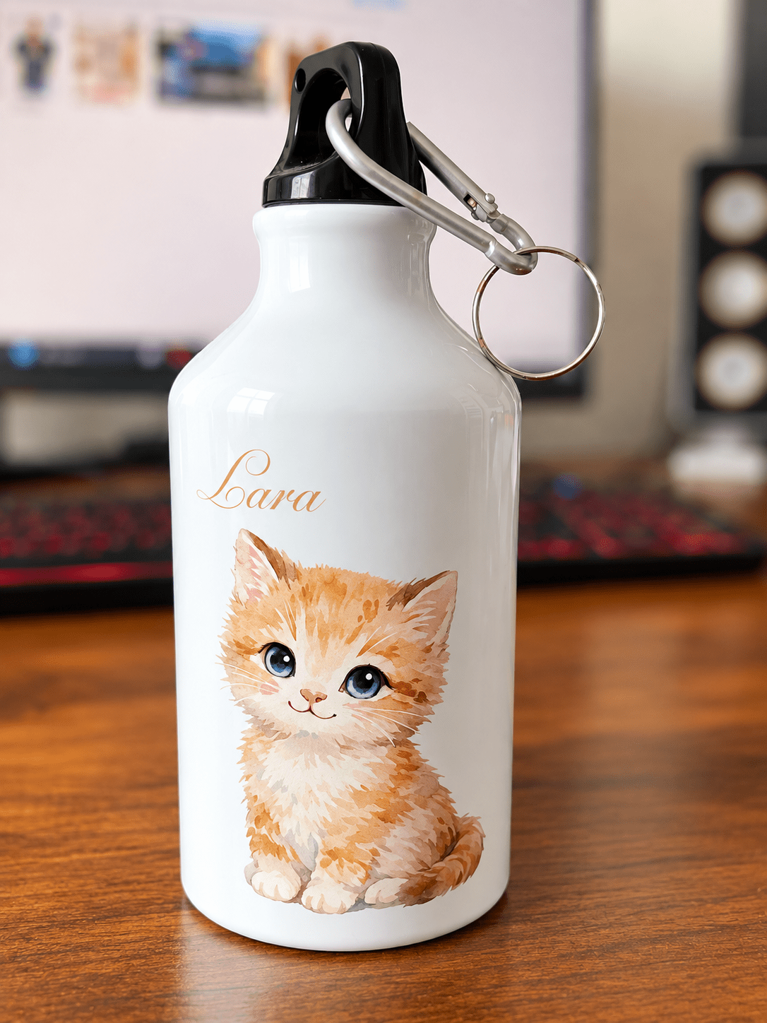 Weiße Trinkflasche mit schwarzem Deckel, Karabiner, Katzenmotiv und dem Namen Lara