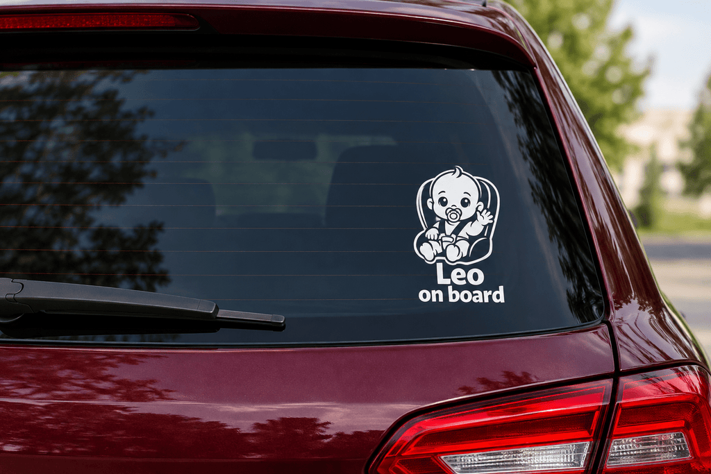 Leo on board u donjem desnom uglu zadnje šajbe tamnocrvenog auta